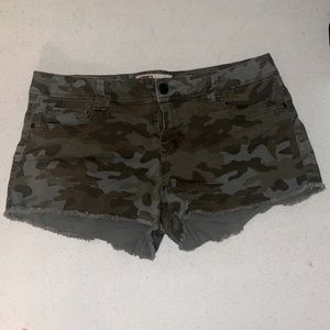 L.E.I ashley low rise camouflage shorts